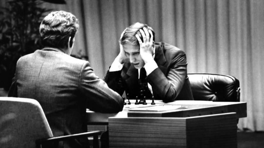 Satranç Dünya Şampiyonasında karşı karşıya gelen Bobby Fischer ve Boris Spassky