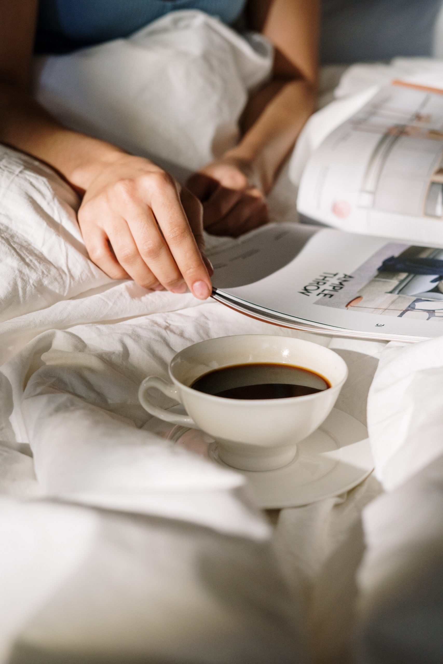 Siz Bir Dergiyi Nasıl Okursunuz? -Kişilik Testi hands coffee bed bedroom 4046164 1 scaled 1